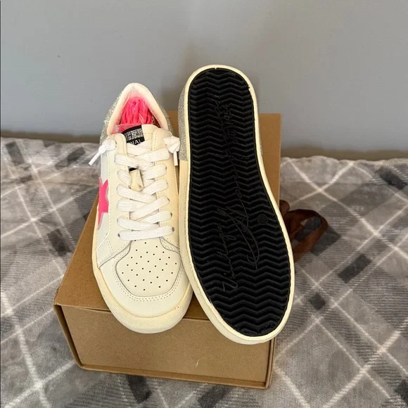 Vintage Havana Cream and Pink Sneakers - Picture 4 of 7